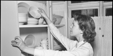 Husmor i køkkenet o. 1950