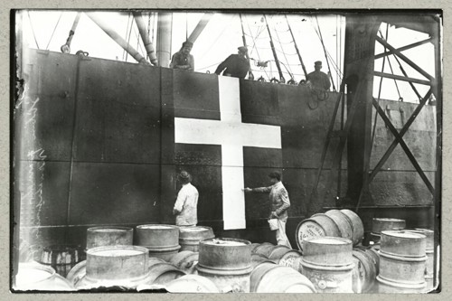 Dansk damper påmales neutralitetsmærke 1915. Foto: Det Kongelige Bibliotek. Fotograf Holger Damgaard