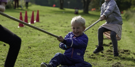 Dreng laver tovtrækning
