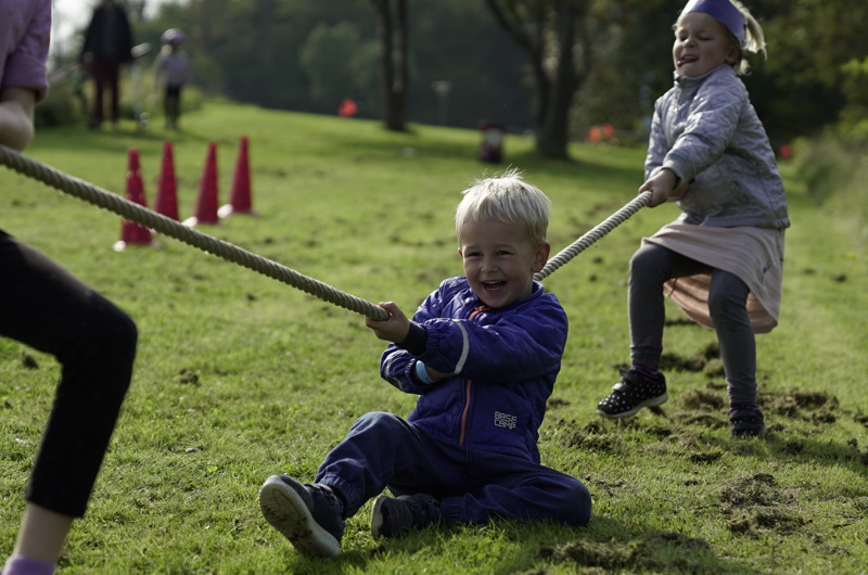 Dreng laver tovtrækning