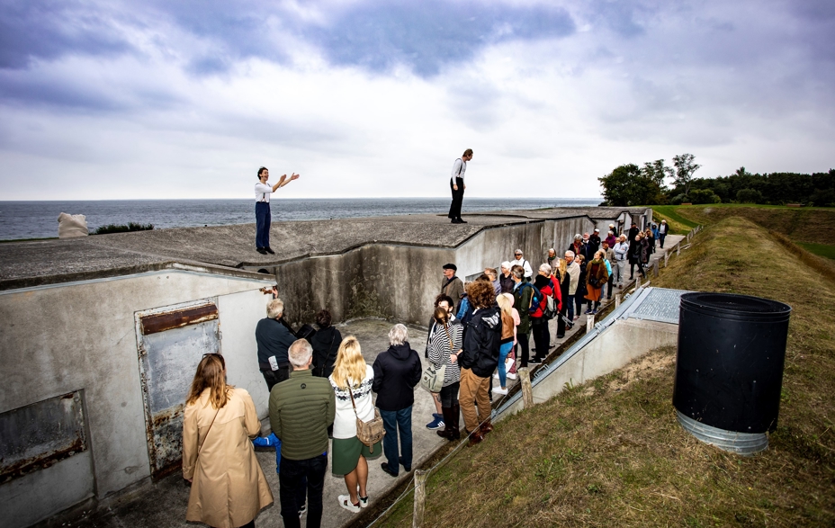 Gæster til udendørs teaterforestilling på Mosede Fort