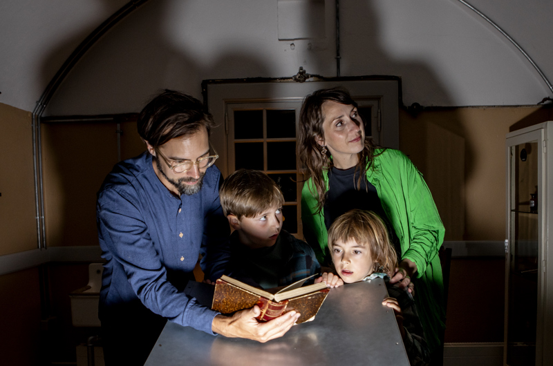 Familie i de mørke kasematter på Mosede Fort