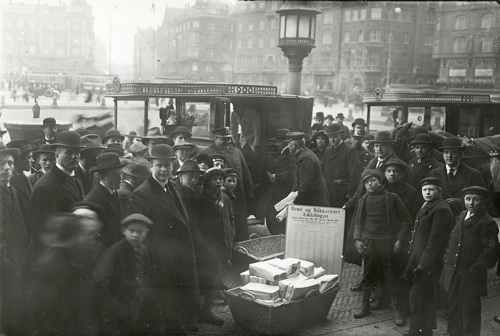 De første brødkort køres fra Københavns Rådhus til uddelingssteder 27. marts 1917