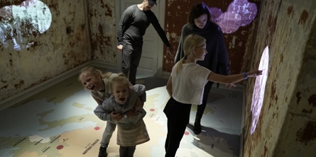 Familie på besøg i udstillingen på Mosede Fort