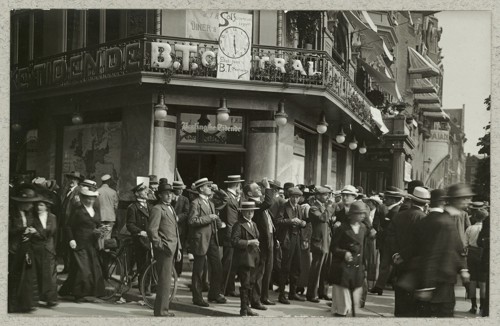 Københavnere foran B.T.-centralen i forbindelse med solformørkelsen 21. august 1914