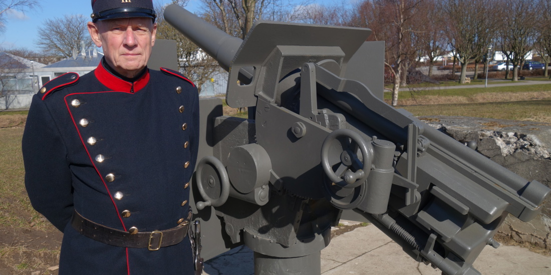 Museumsformidler ved 75 mm kanon på Mosede Fort