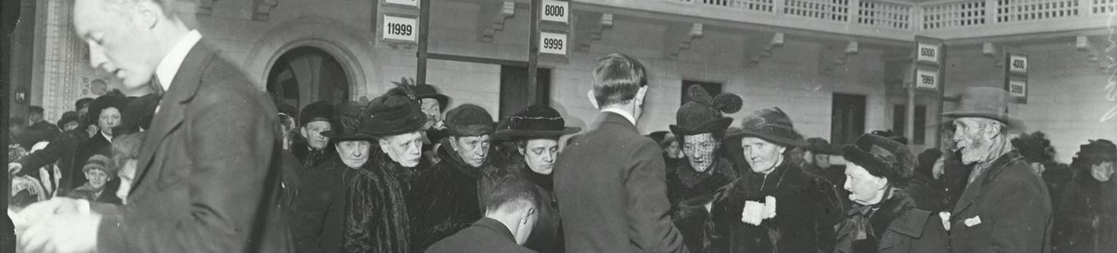 Uddeling af rationeringskort på Københavns rådhus 1918 Uddeling af rationeringskort på Københavns rådhus 1918