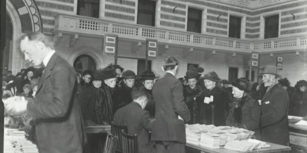Uddeling af rationeringskort på Københavns rådhus 1918