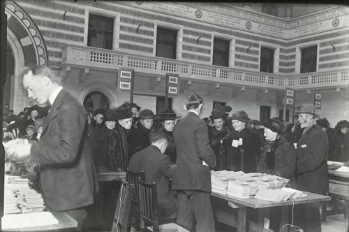 Uddeling af rationeringskort på Københavns rådhus 1918