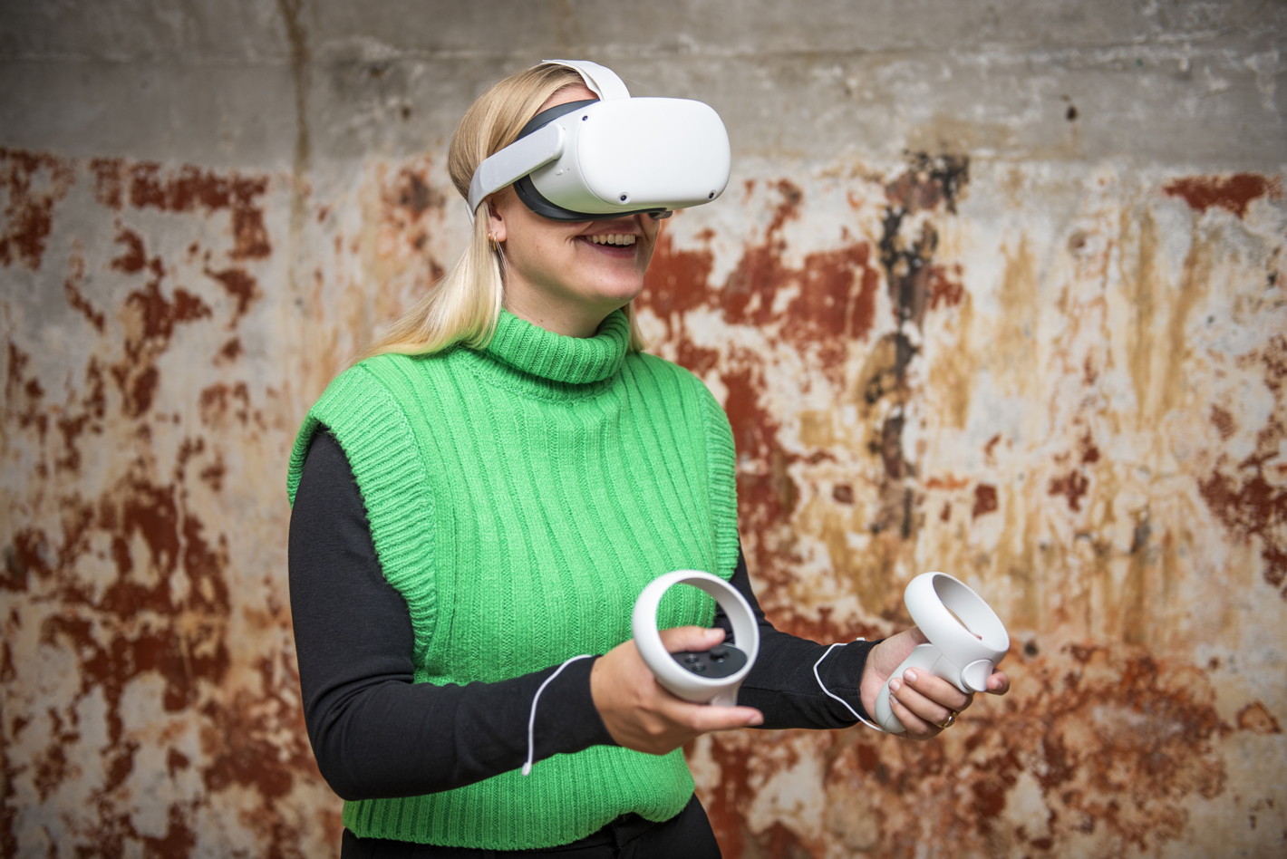 Kvinde spiller VR på Mosede Fort